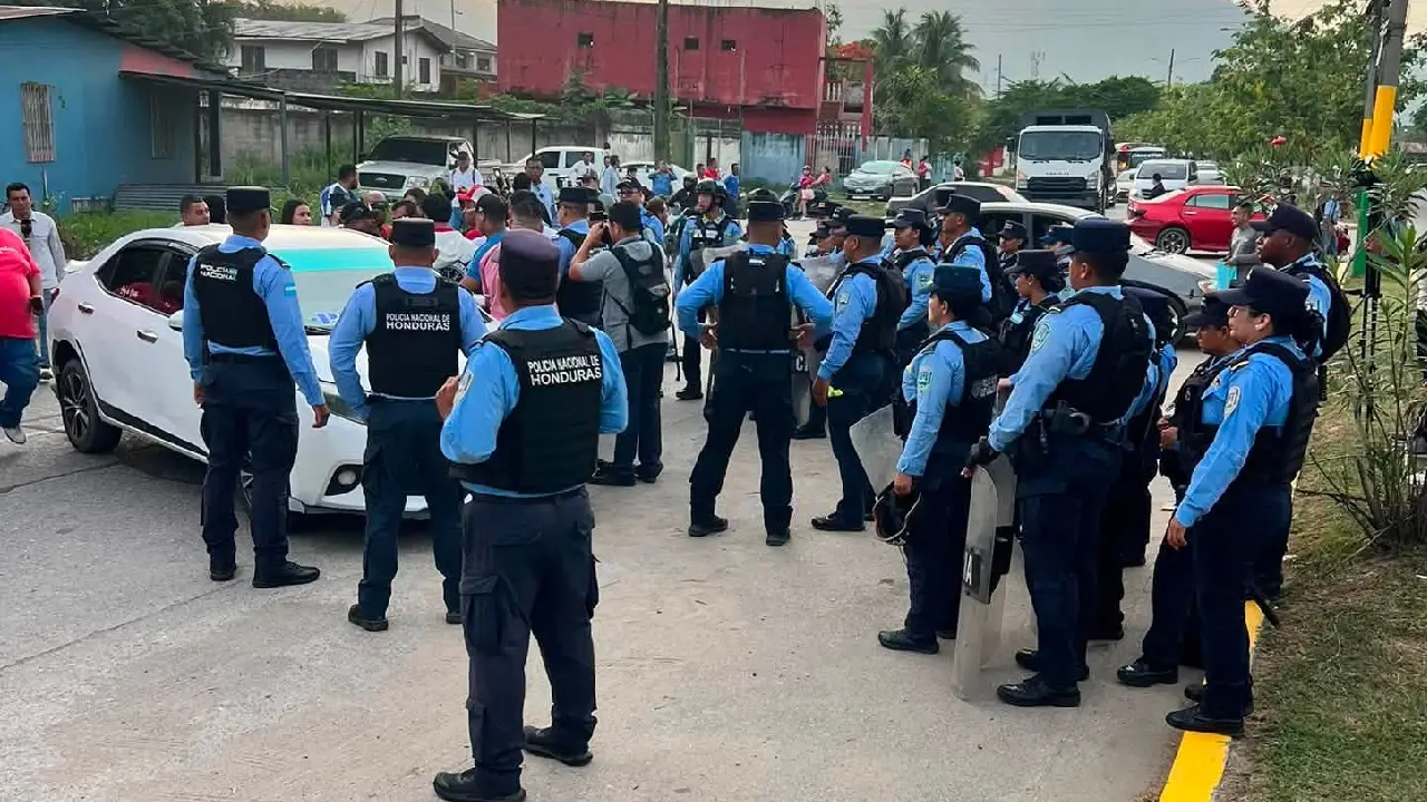 Policías intentas dialogar con protestantes en El Progreso