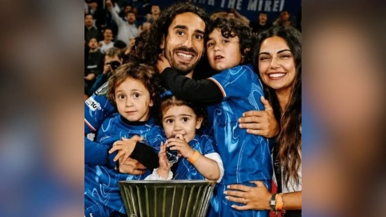 Marc Cucurella junto a su esposa e hijos.