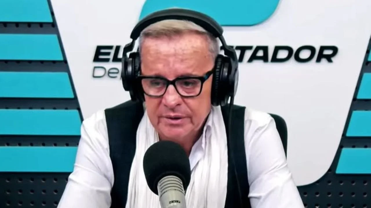 Julio Ríos con audífonos y micrófono en una estación de radio.