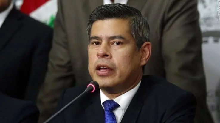 Luis Galarreta con traje, camisa de botones y corbata.