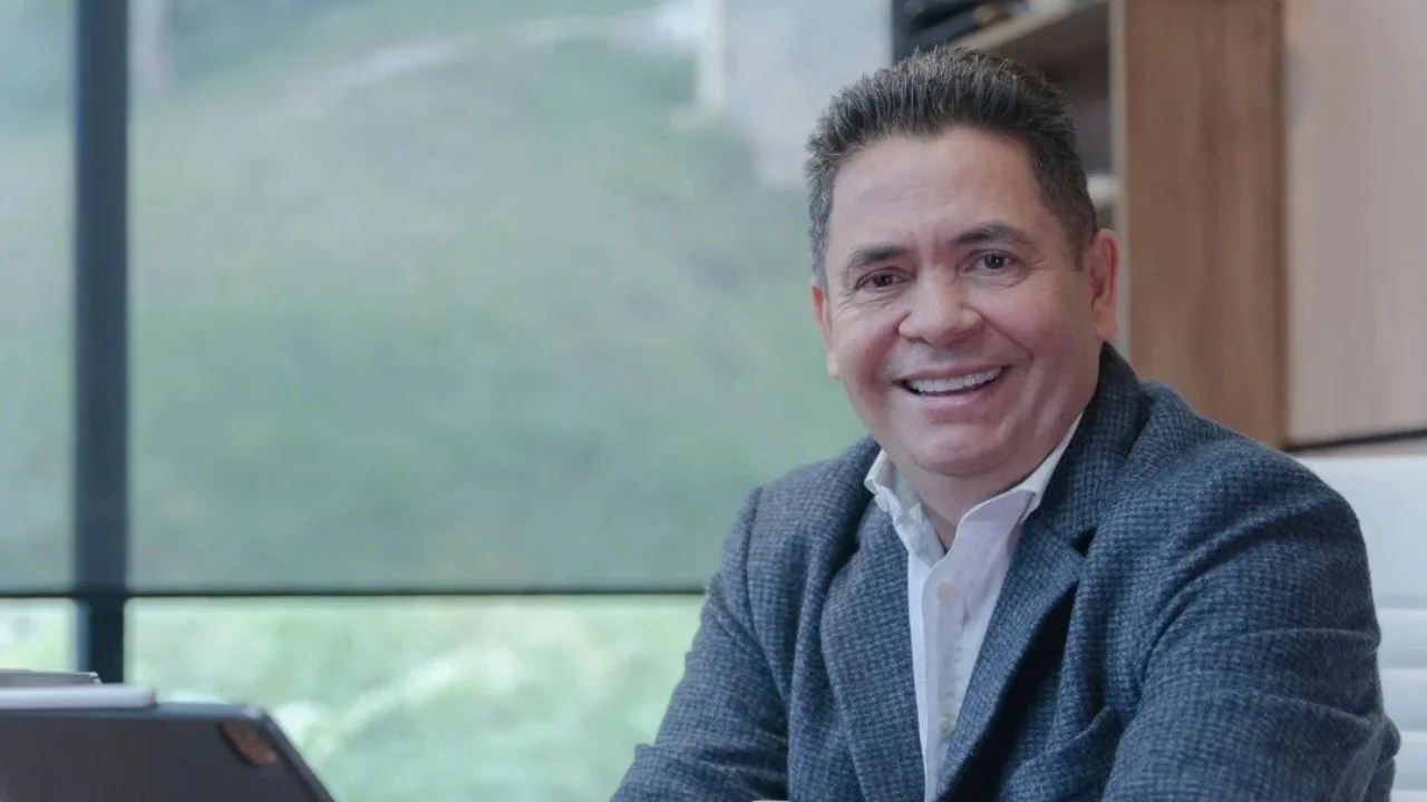 Antonio Mendivil vestido de saco y camisa de botones.
