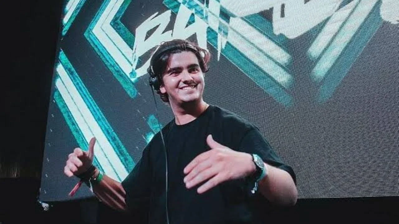 DJ Barce vestido de negro en un show de música.