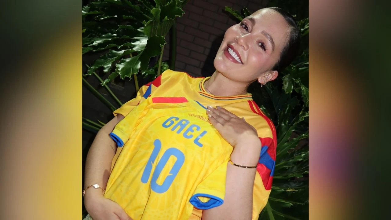 Lina Tejeiro con una camisa que dice "Gael", nombre del hijo que espera.