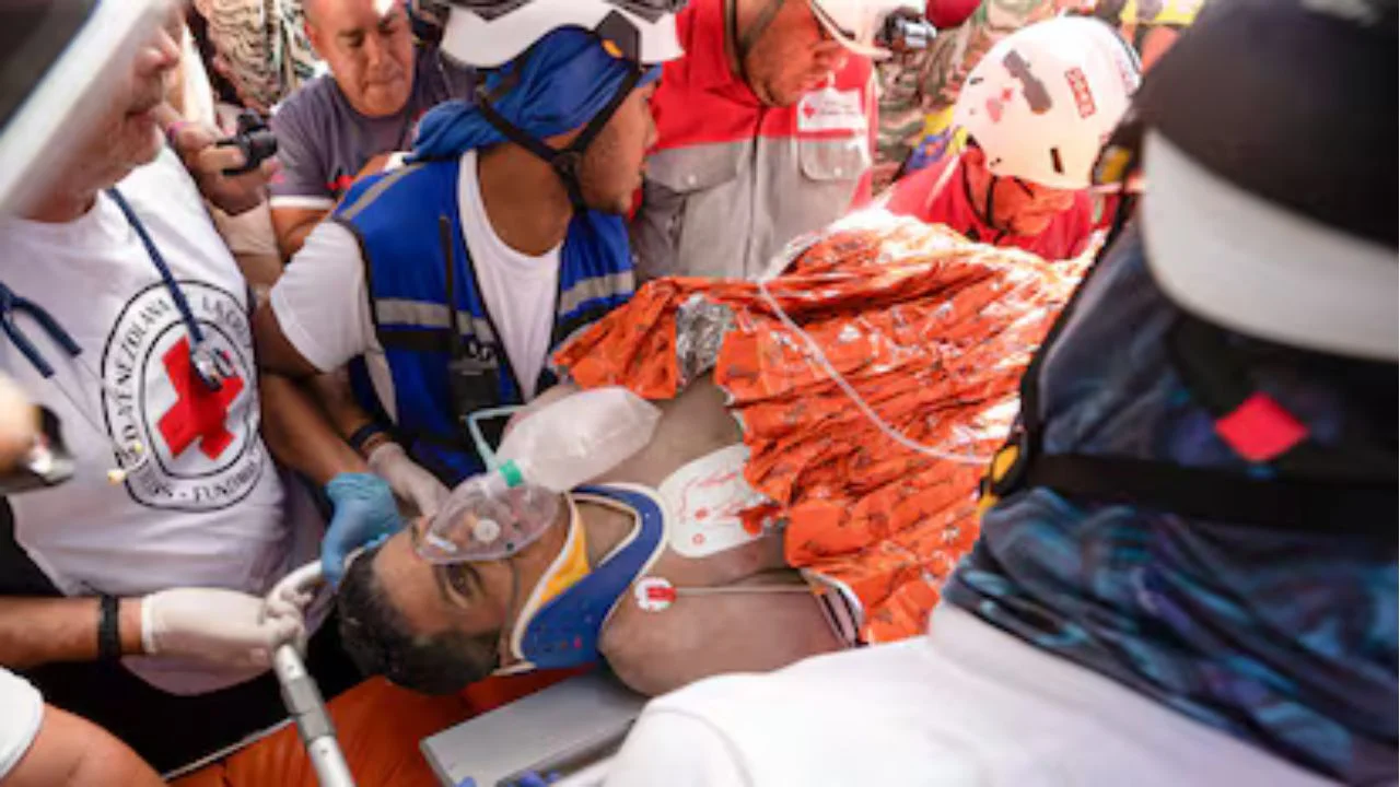 Hernán Gil recibiendo asistencia médica tras ser sacado de los escombros que dejó el terremoto en Venezuela.