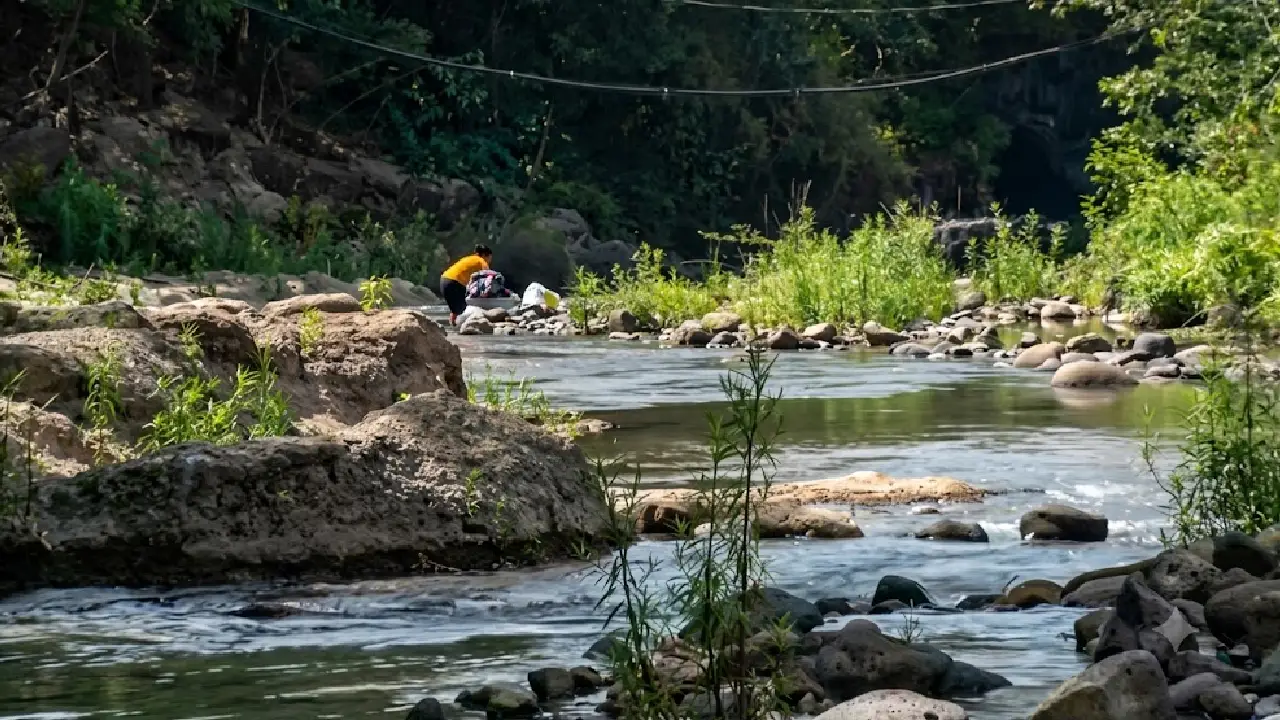 Una persona lava ropa en el río Guacerique 
