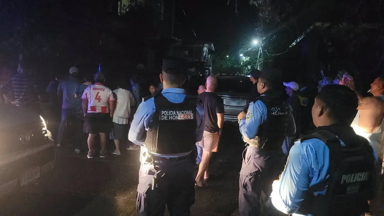 Policía durante búsqueda de niña y niñera