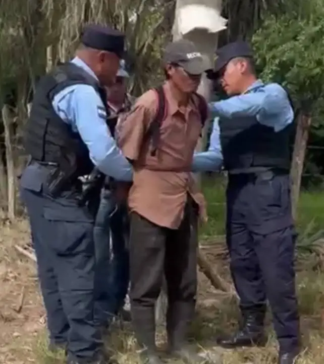 Hombre amarrado por robar yuca