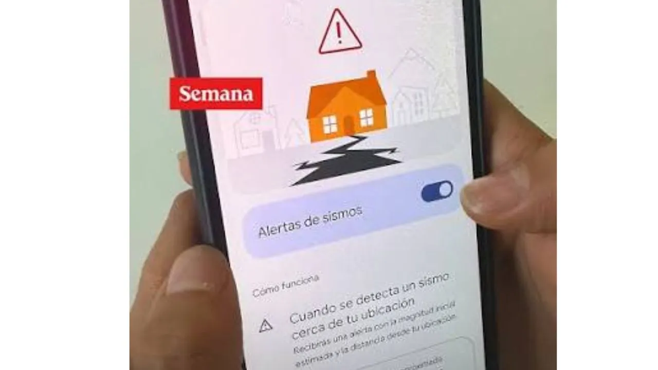 Personas activan la notificación de alerta de sismos en los teléfonos Android.