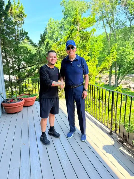 Steven Orellana y Joe Biden