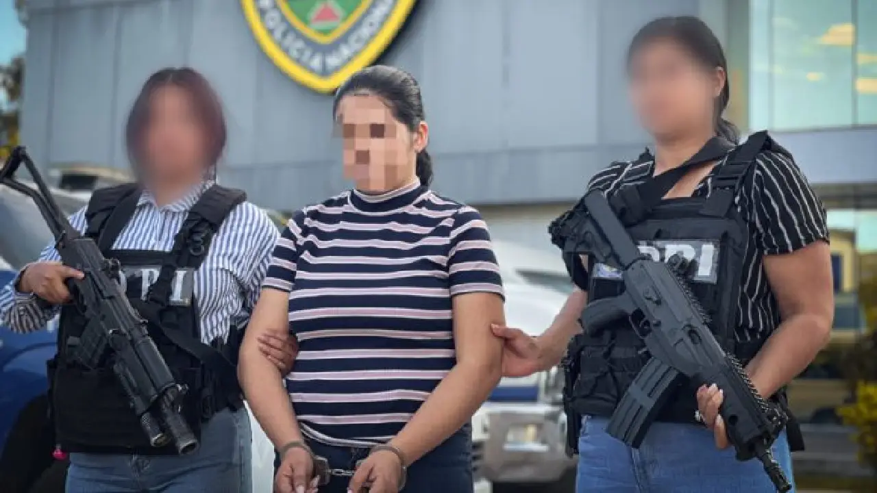 Mujer capturada por agentes de la DPI