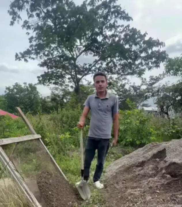 Hondureño deportado construye su propia casa