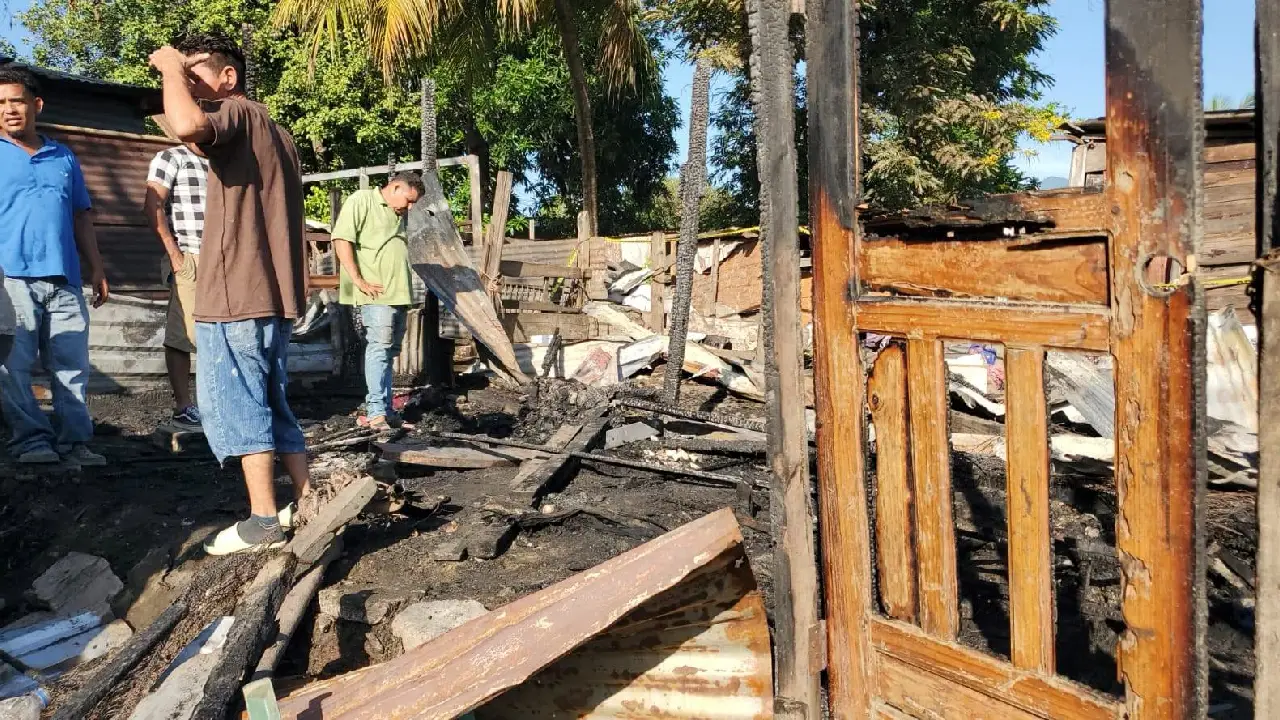 Vivienda incendiada en San Pedro Sula