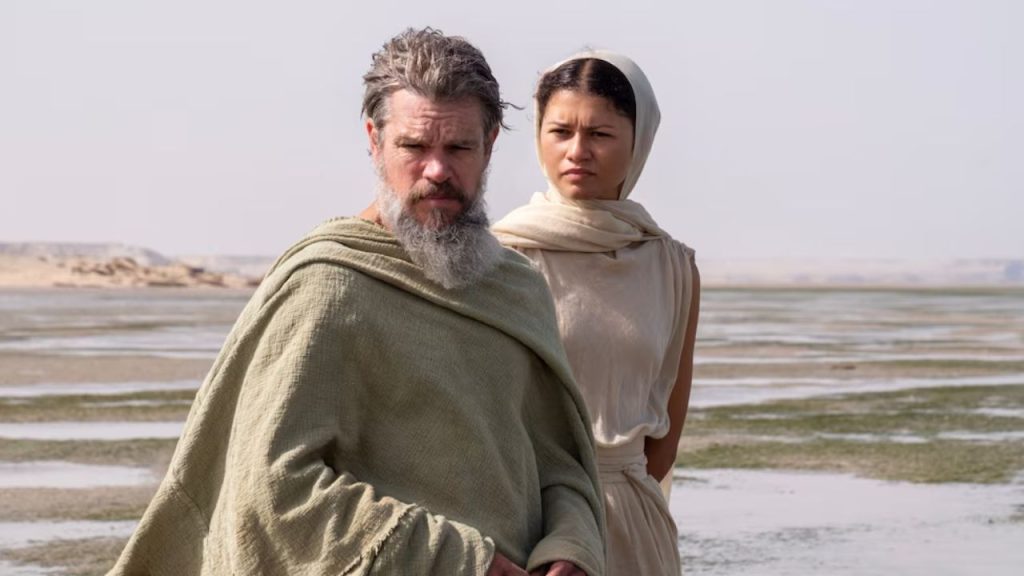 Zendaya a la par de un de los personajes de la película en la que participó.