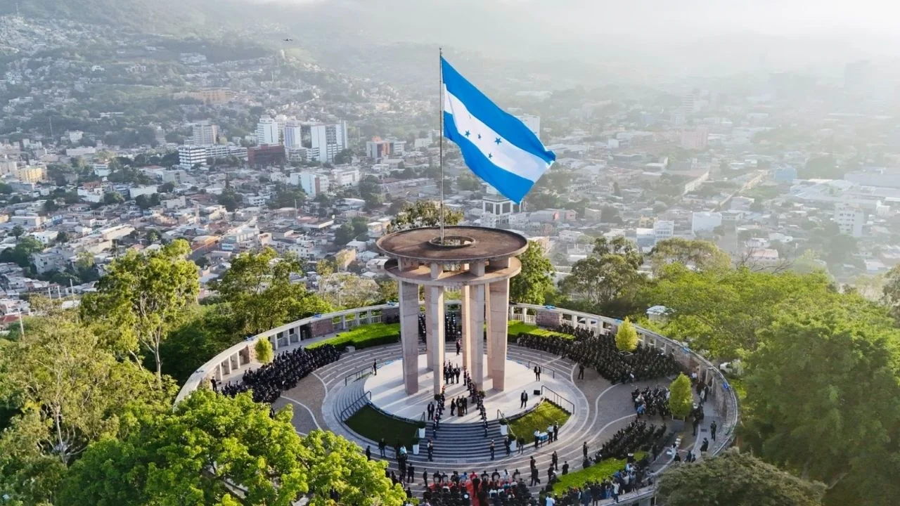 Bandera de Honduras izada en el Cerro Juana Laínez