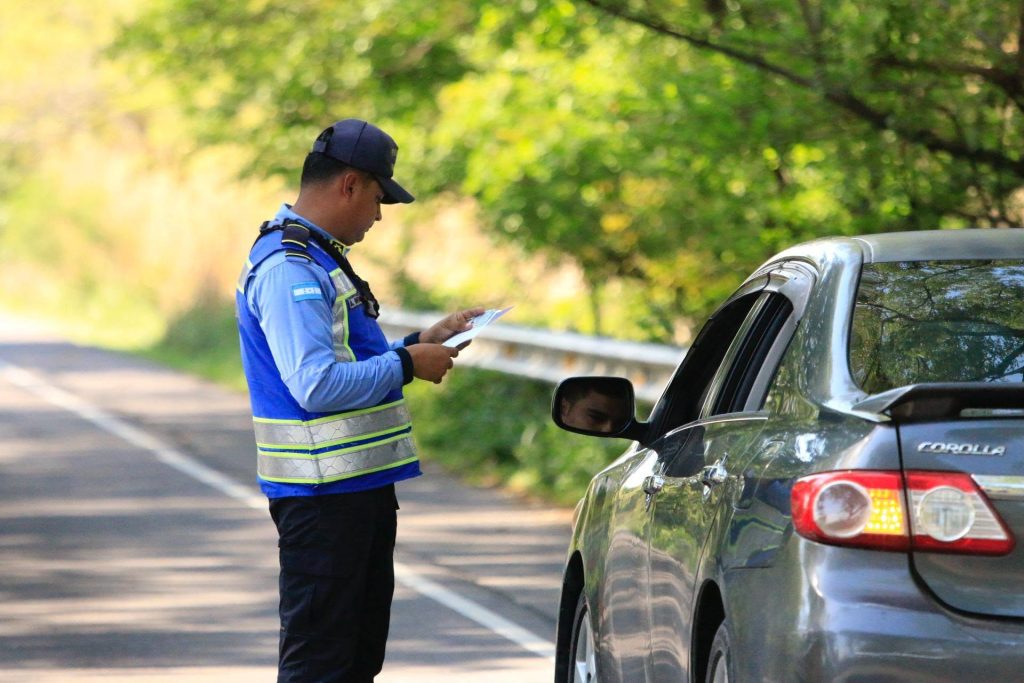 persona policía vehículos