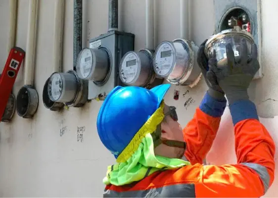 persona hombre casco medidores