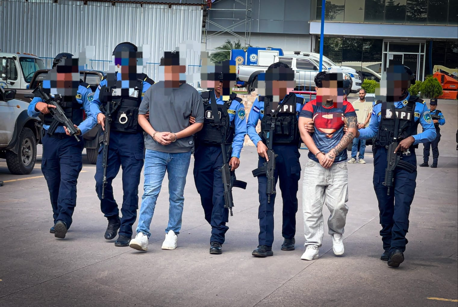 Fotos de los dos hermanos capturados por crimen en El Cimarrón
