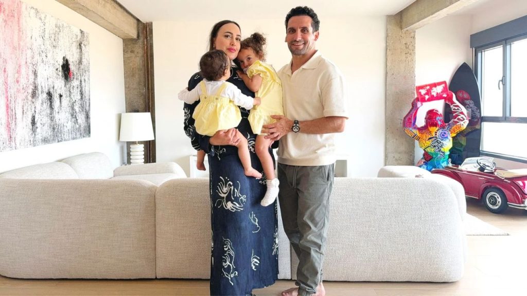 Ivanna Rodriguez en compañía de su pareja y sus dos hijas en un apartamento.