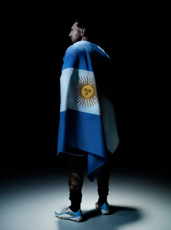 Messi con la bandera de Argentina y el uniforme de la selección