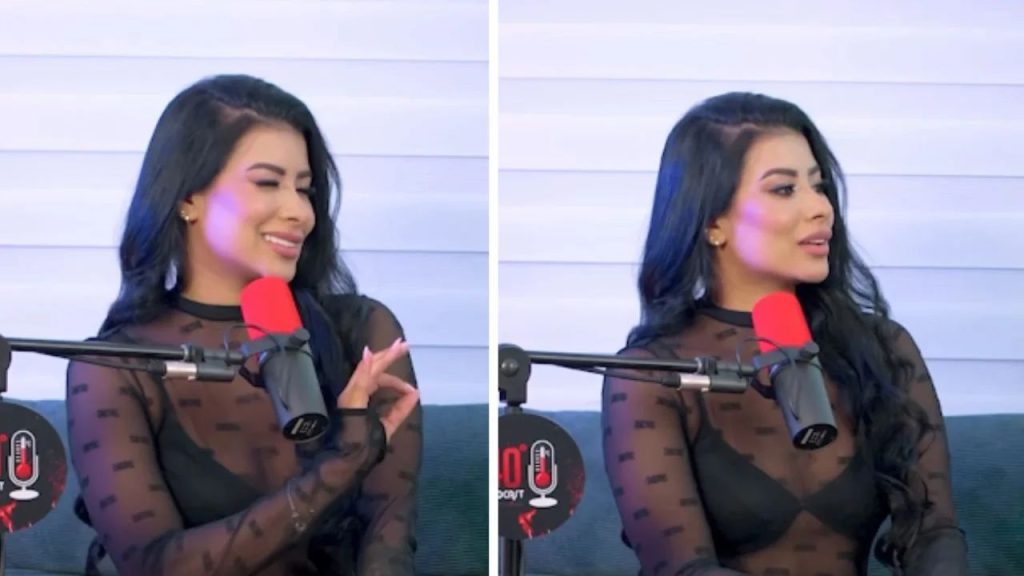 Modelo colombiana con un micrófono.
