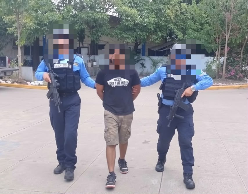hombres policia detencion