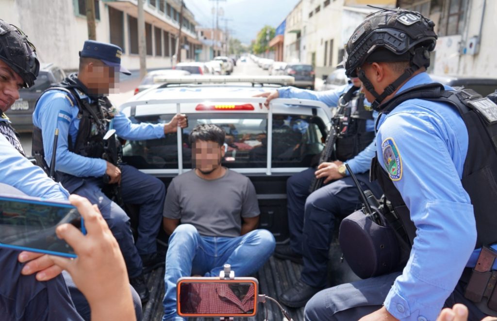 persona hombre policía detenido