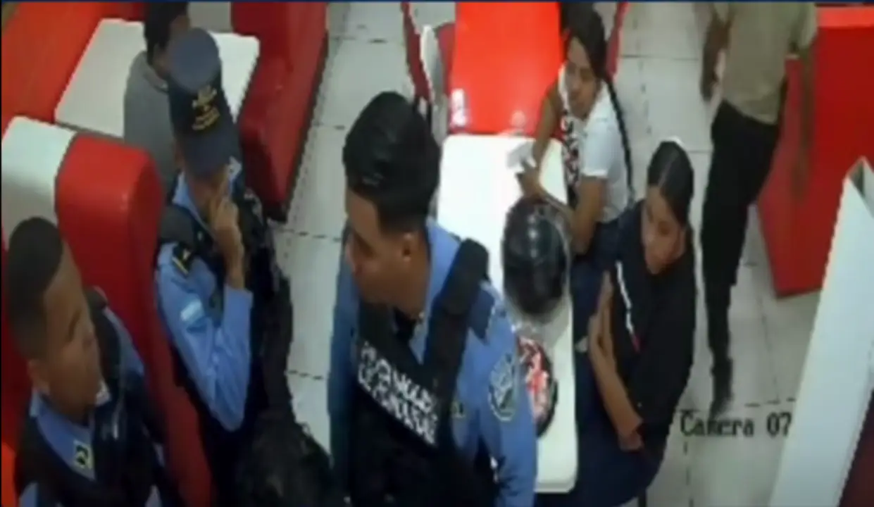 Madre denuncia a policía Yoro