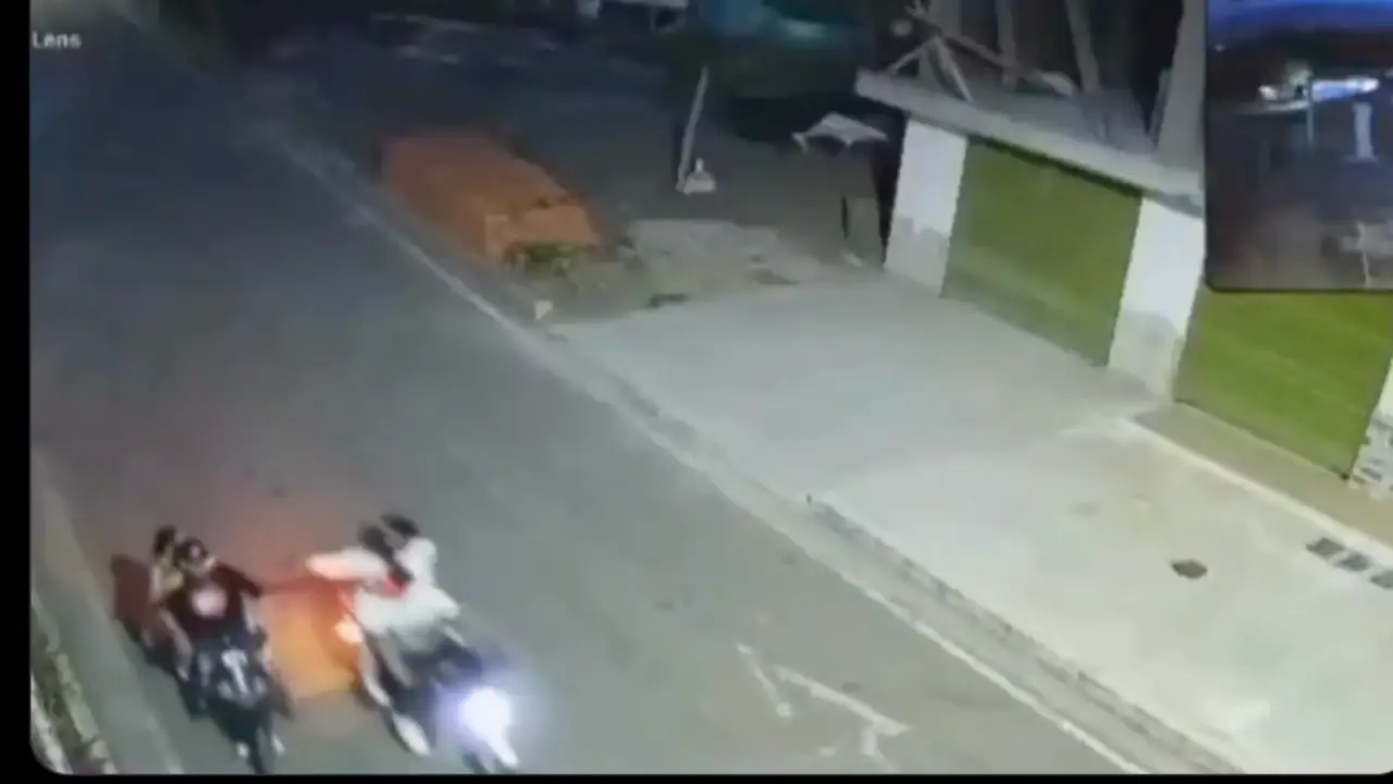 Momento en que los asaltantes interceptan a pareja en plena vía pública.