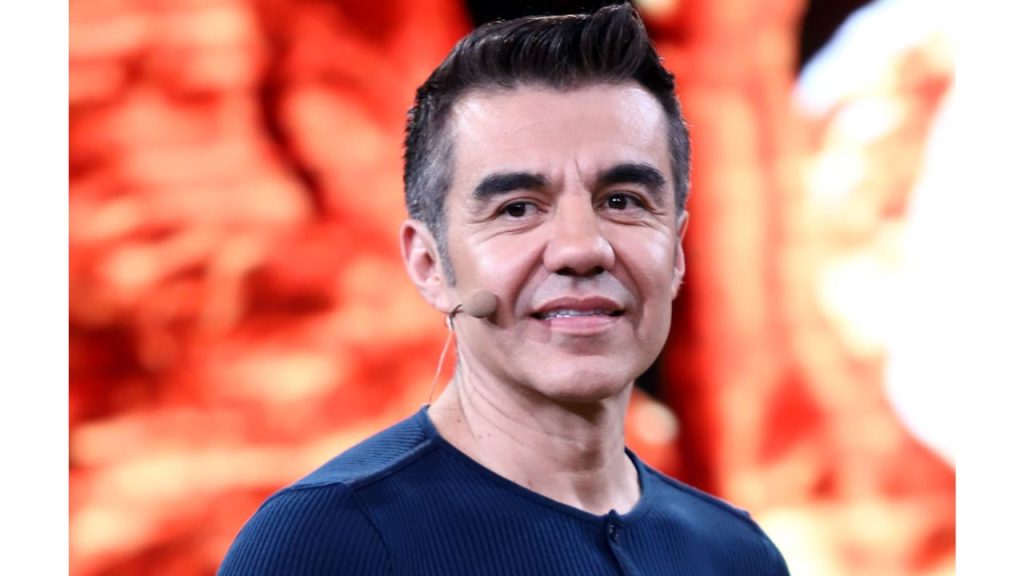 Comediante mexicano con un micrófono.
