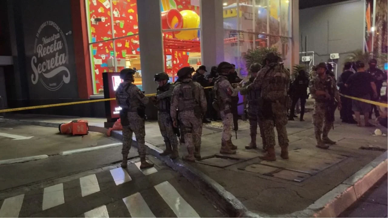 Militares custodiando donde quedó el cuerpo del influencer César Gastélum.