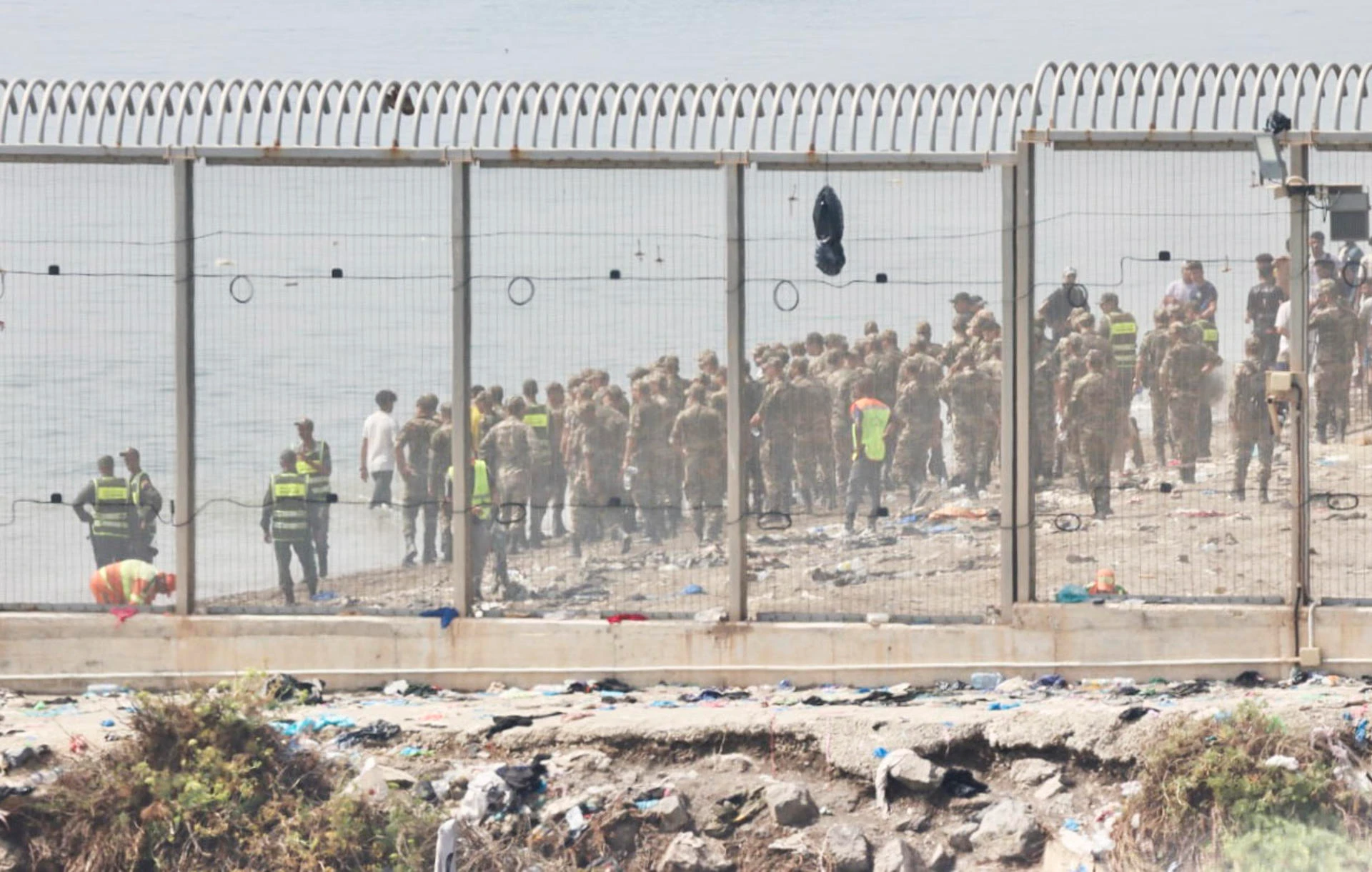 Imagen de migrantes y militares en Ceuta 