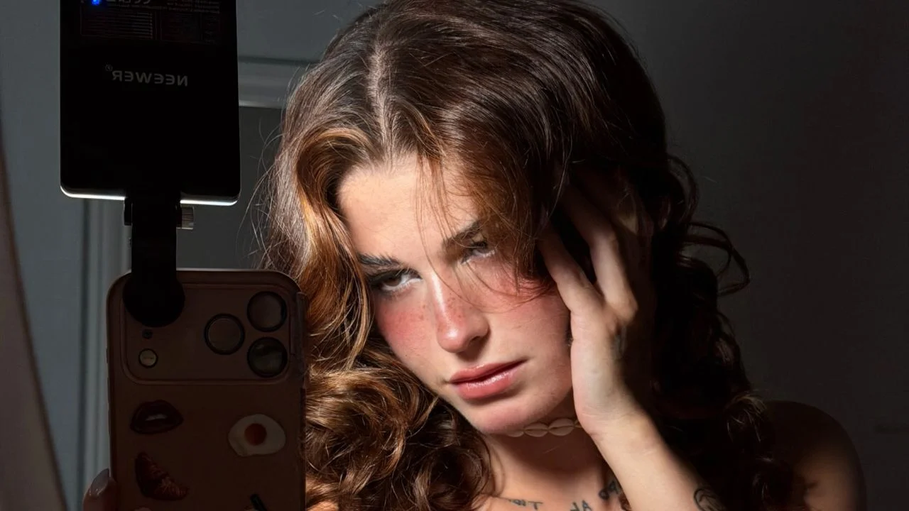 Mujer de Buena Pasta tomándose una fotografía frente a un espejo. 