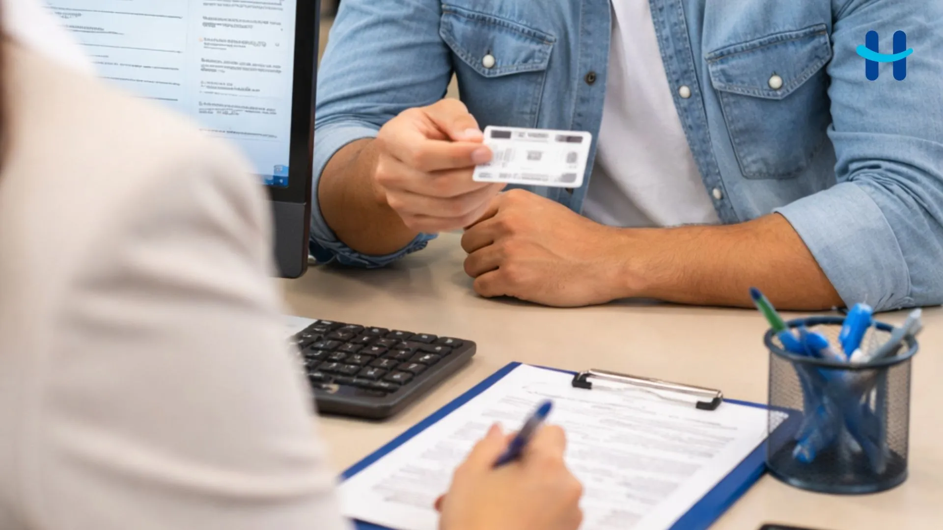 Imagen de referencia de una persona abriendo una cuenta de banco.