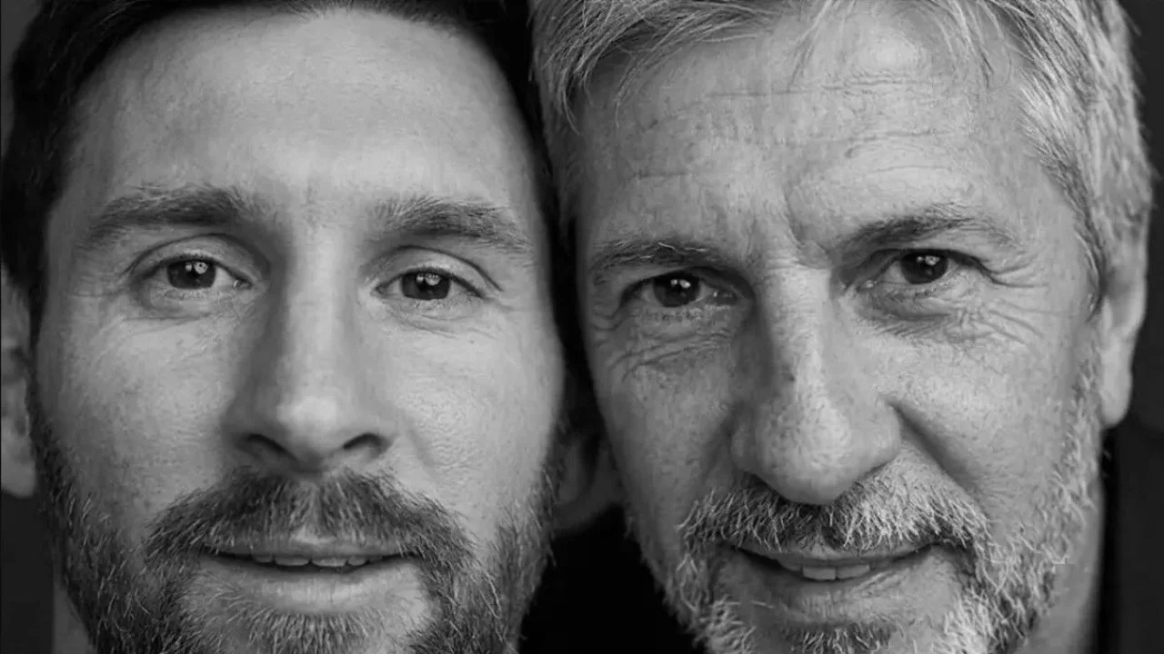 Fotografía de Lionel Messi y Jorge Messi en blanco y negro.