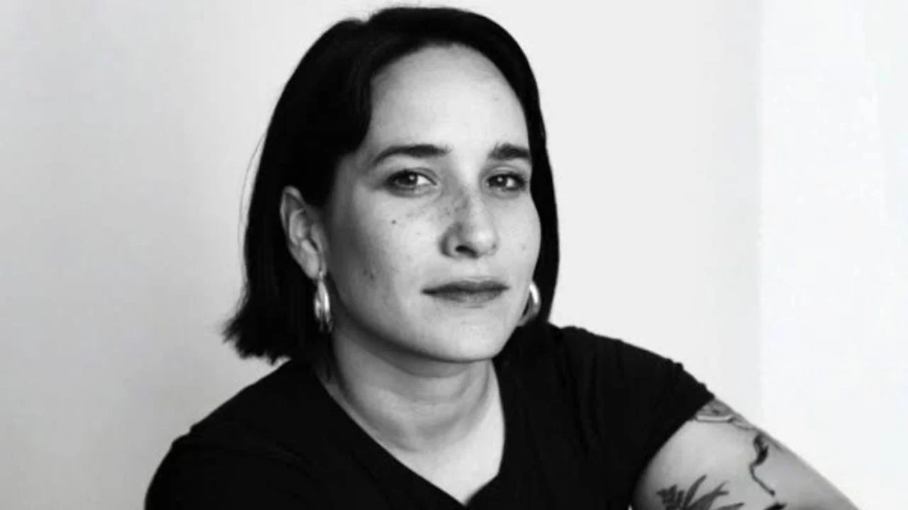 Fotografía en blanco y negro de Paz Ramírez, hermana de María José Prieto.