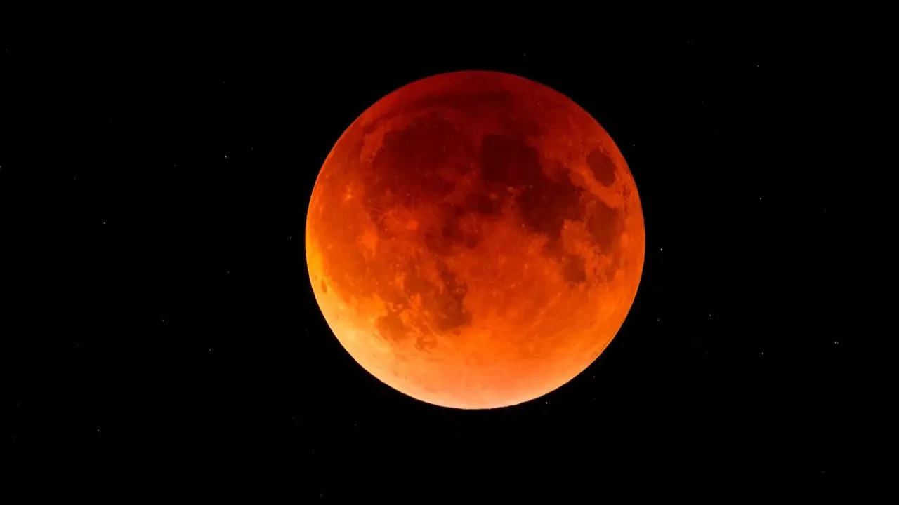 Luna roja debido a un eclipse lunar.