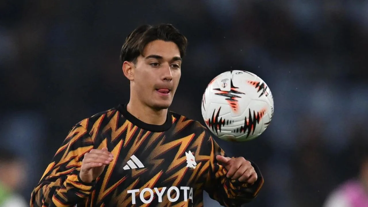 Emanuele Lulli con indumentaria de la AS Roma.