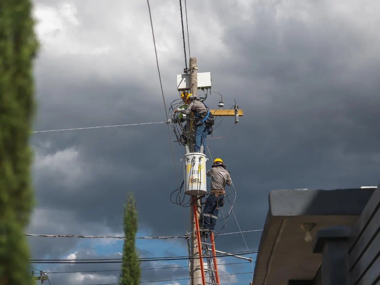 Hurto de energía poste personas