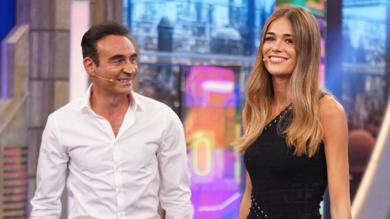 Enrique Ponce vestido de blanco y Ana Soria vestida de negro.