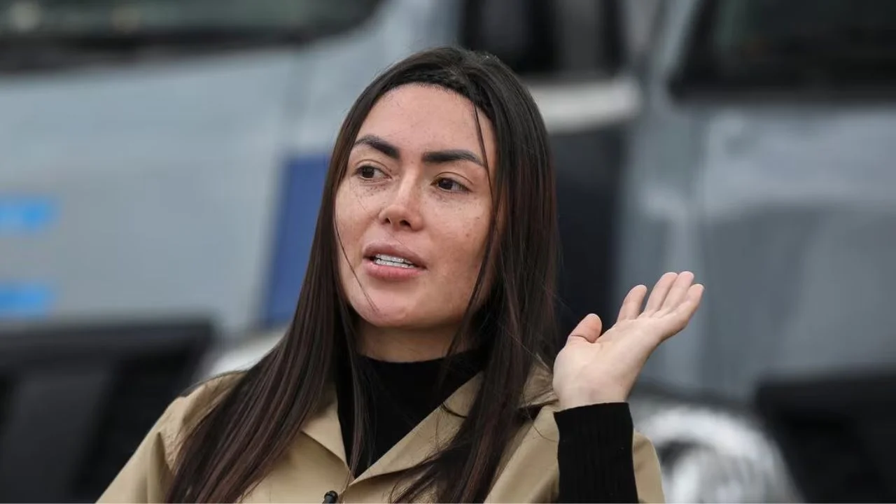 Epa Colombia con uniforme de reclusa.