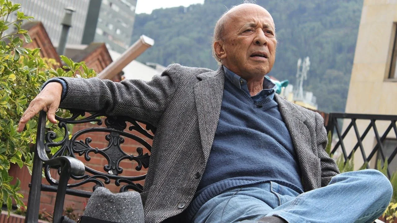 Alfonso Lizarazo sentado en una banca