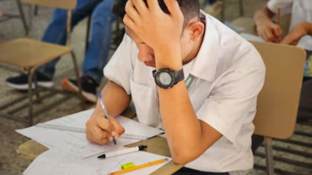 foto de un estudiante en una aula de clases resolviendo actividades
