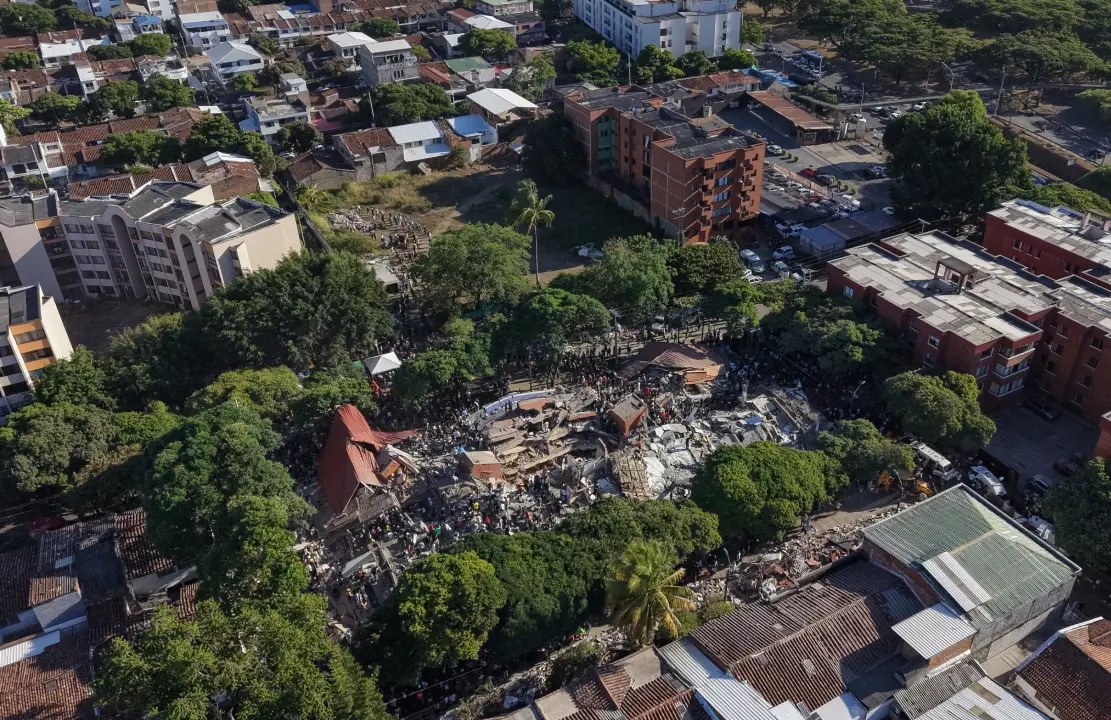 Esta vista aérea muestra un edificio derrumbado tras el terremoto que sacudió Cali, Colombia, el 10 de agosto de 2026