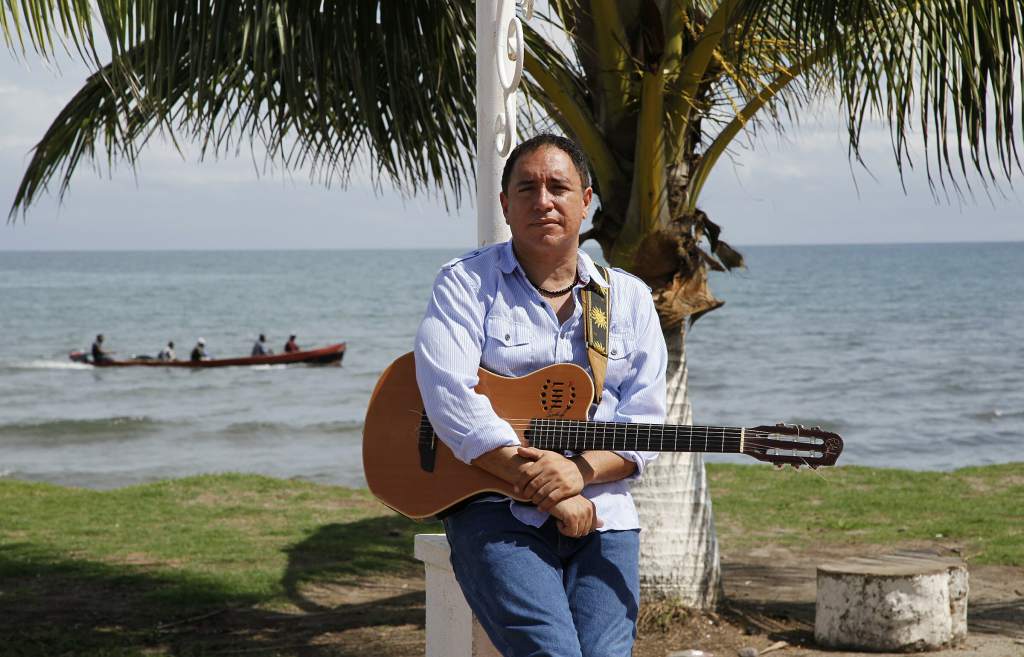 guillermo anderson persona guitarra playa mar