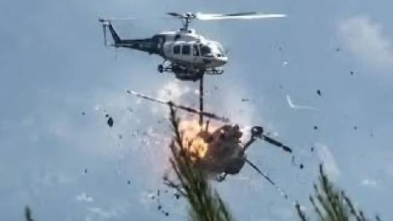 Momento en que los helicópteros chocan entre si, mientras combatían un incendio en Psatha, Grecia.