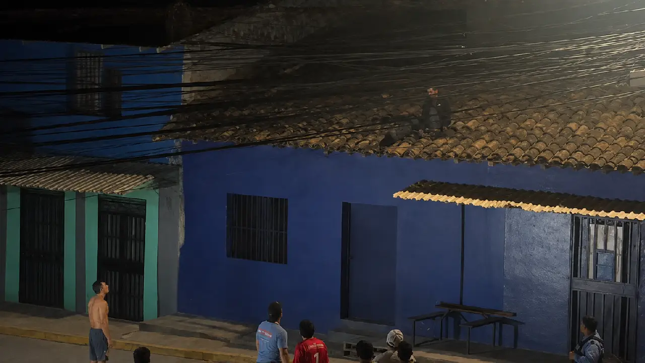Hombre sobre un tejado en Talanga 