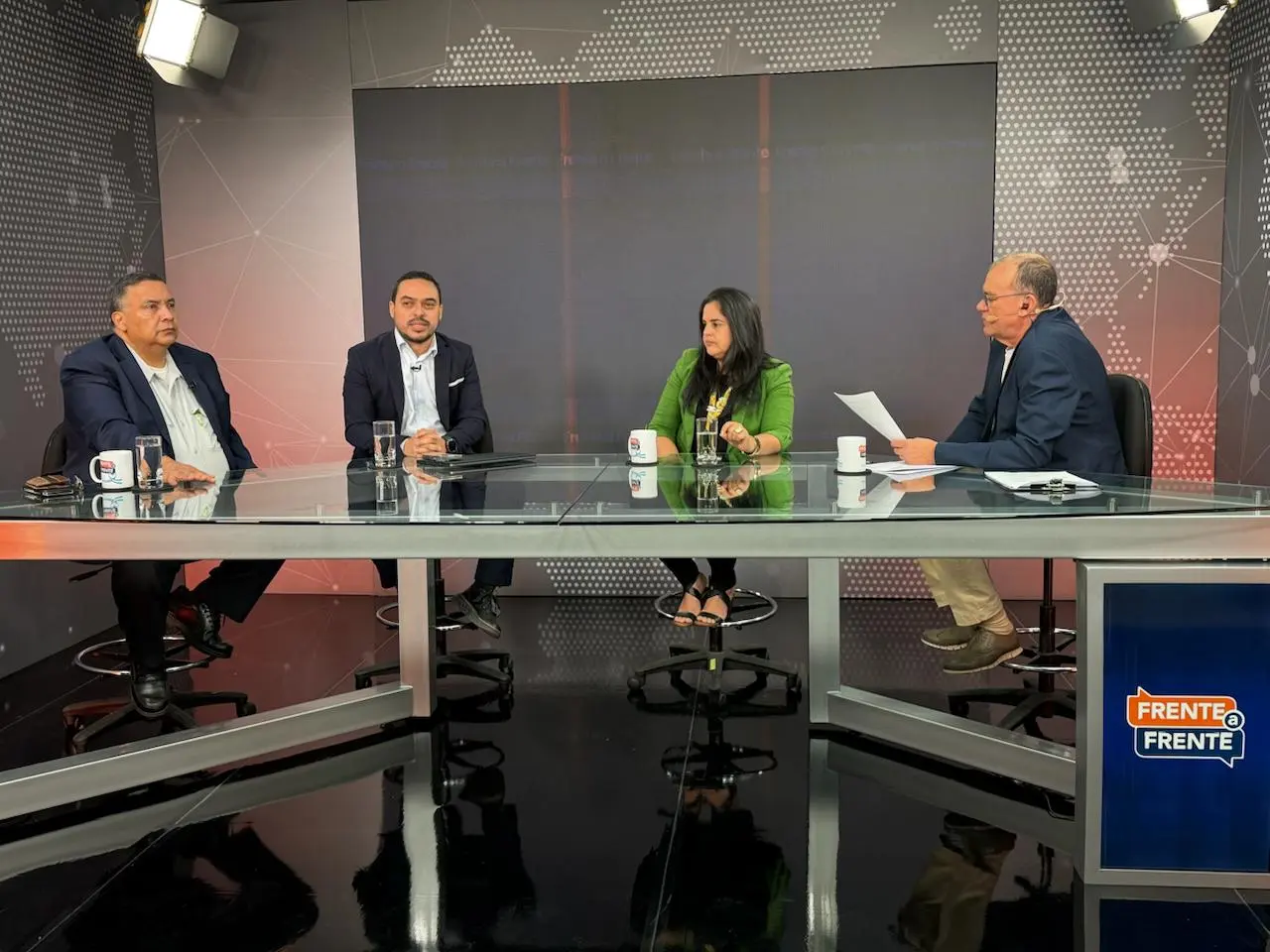 INVITADOS DE FRENTE A FRENTE
