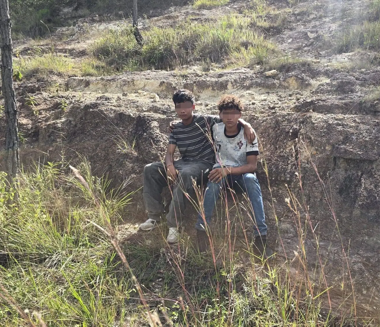 jovenes sentados en una piedra