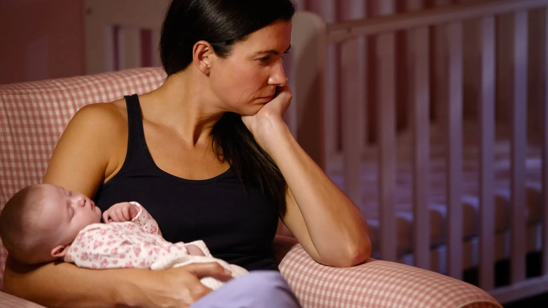 Madre sosteniendo a un bebé