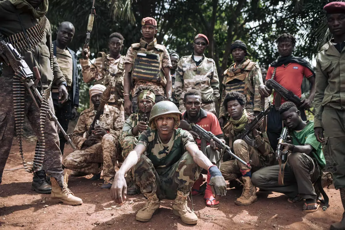 PERSONAS AFRICANAS CON ROPA MILITAR